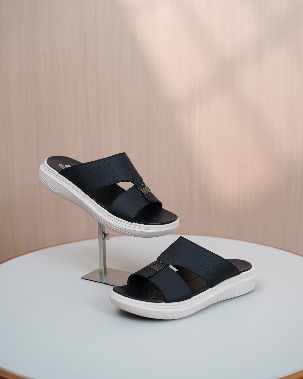 AM 05 in Black