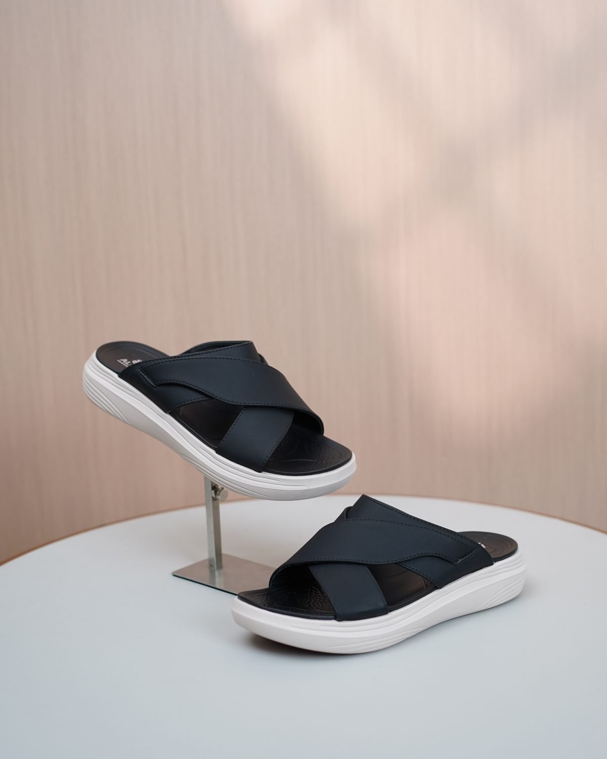 AM 06 in Black