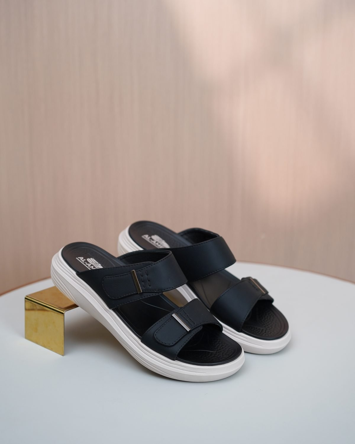AM 07 in Black