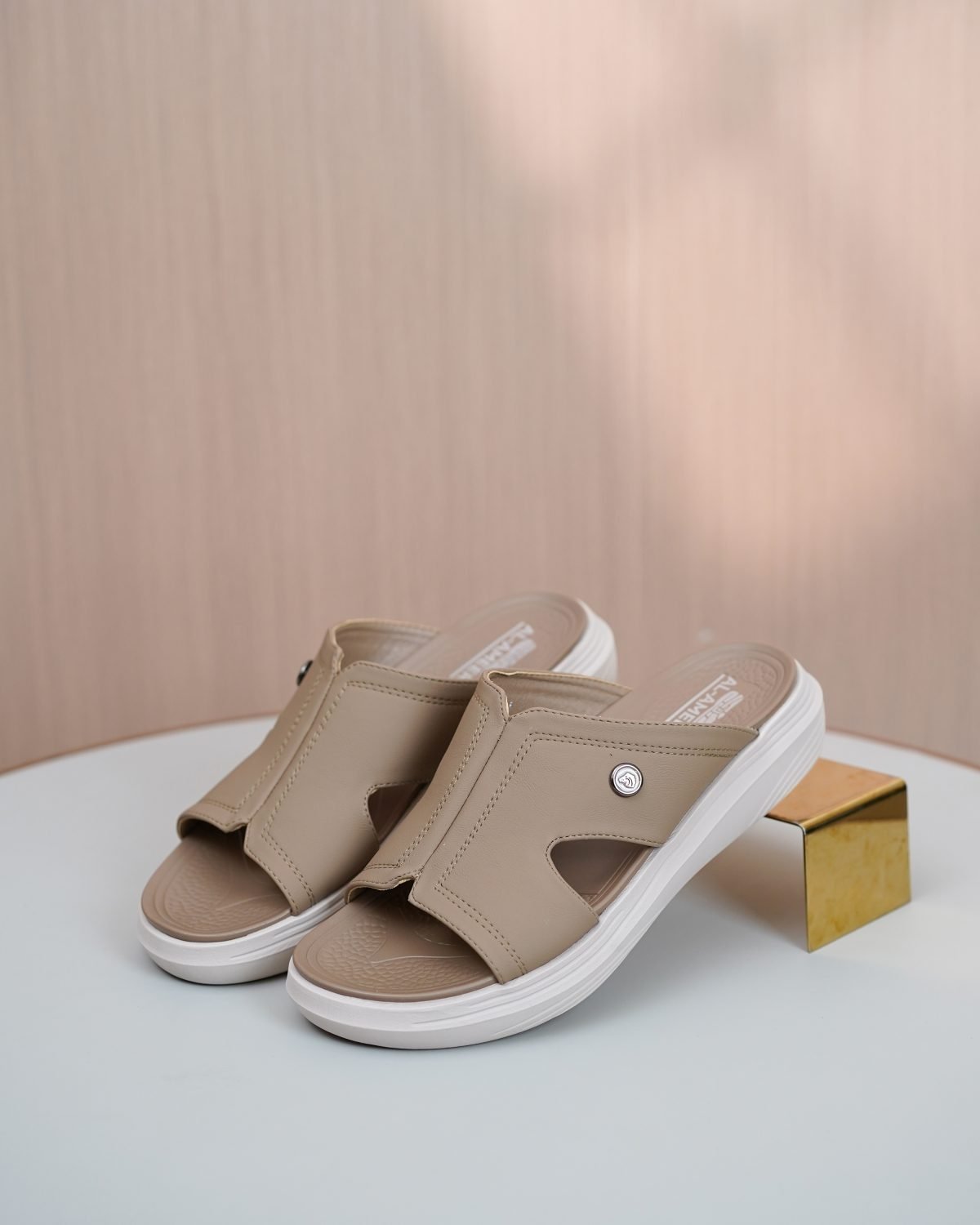 AM 08 in Dark Beige
