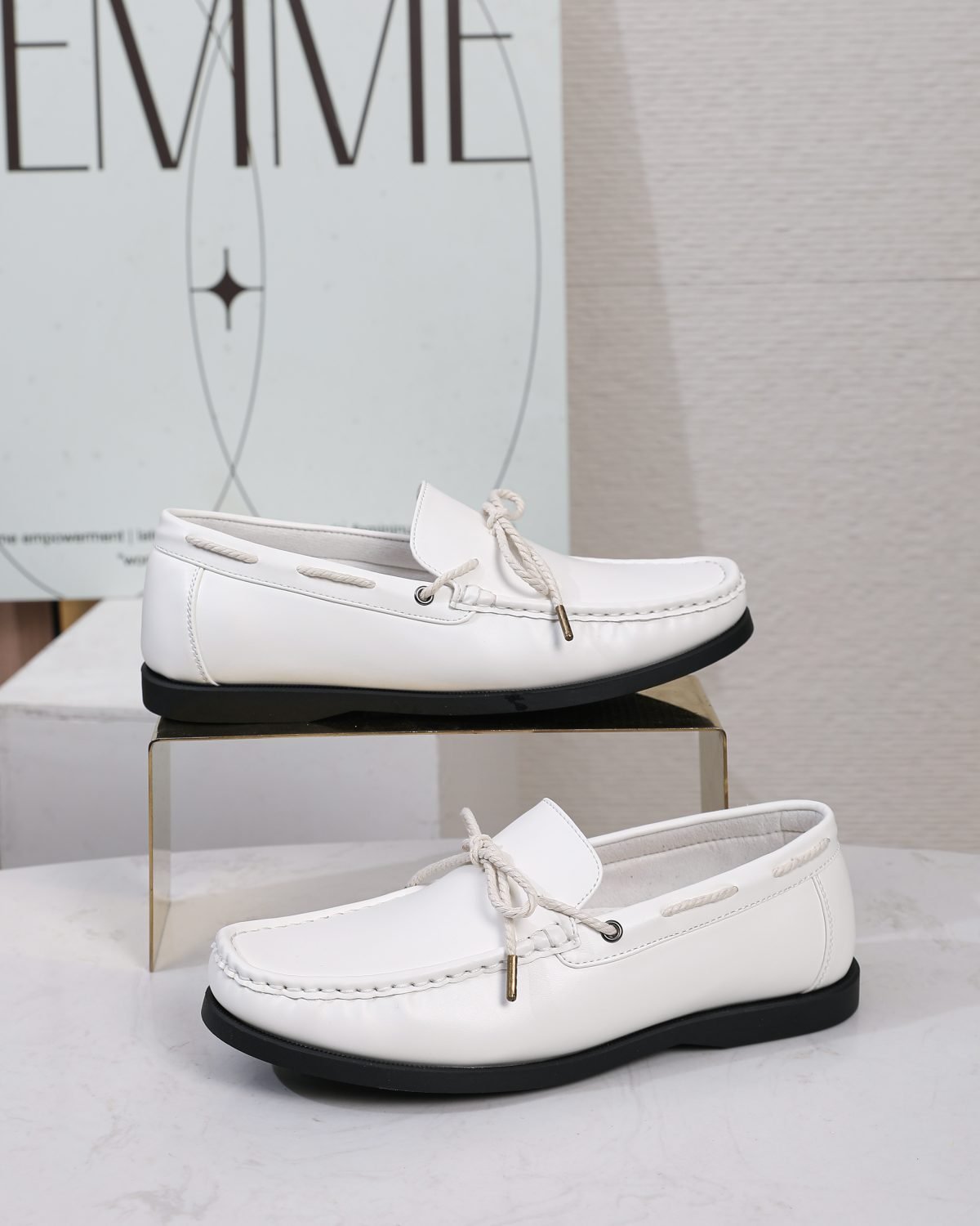Leo 39 in White